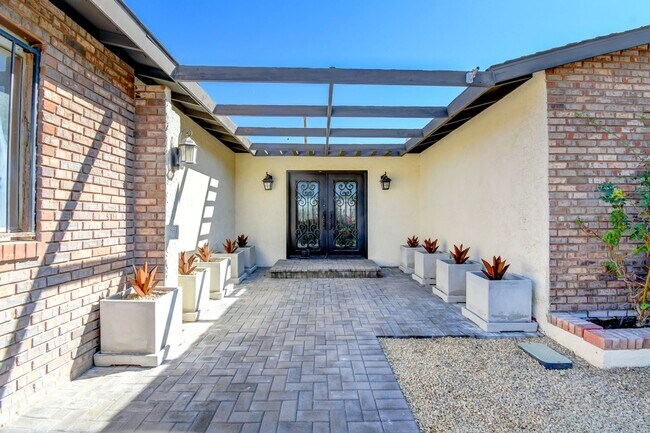 Building Photo - Paradise Palms – No neighbors behind you – Pool – Remodeled – Furnished