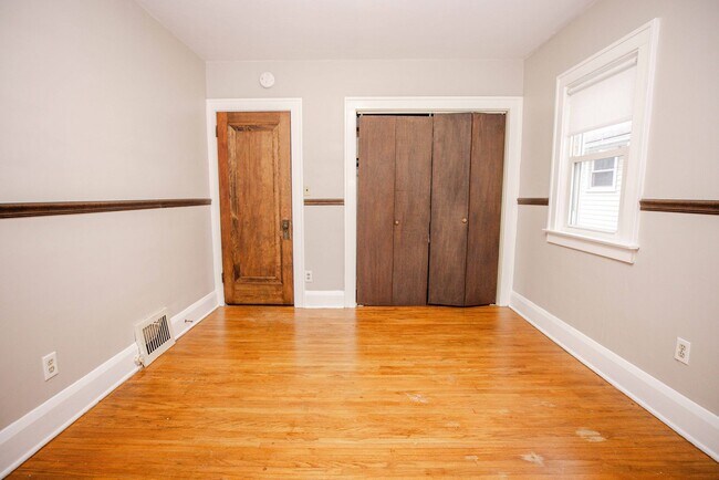 Building Photo - Beautiful two bedroom home with bonus room, fenced in back yard, garage, and full basement!