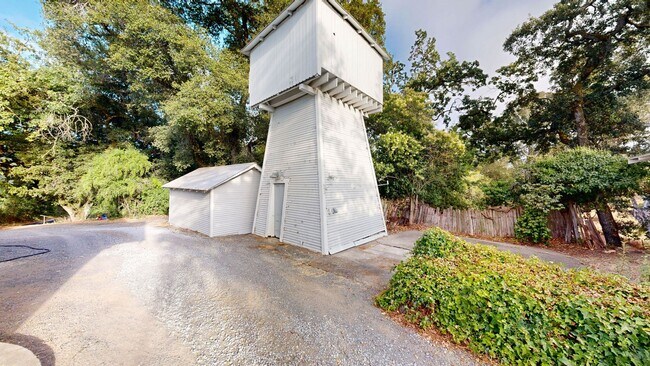 Building Photo - Bright Country Three Bedroom One Bathroom ...