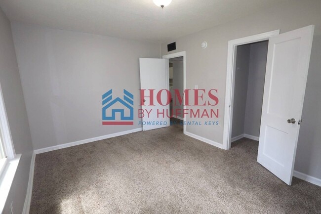 Building Photo - Three Bedroom House | Large Backyard