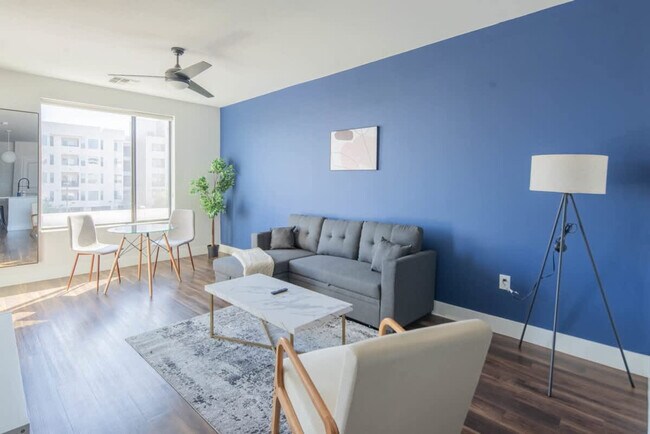 Building Photo - 688 W 1st St