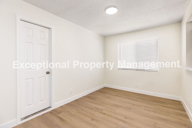 Building Photo - Ready to move in 2 bedroom 1 bath home