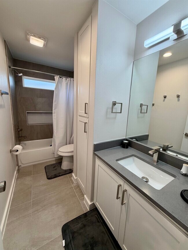 Building Photo - 4010 Ave Fenix Dr