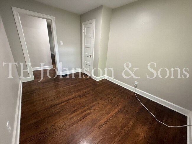 Building Photo - Charming Duplex in Winston-Salem