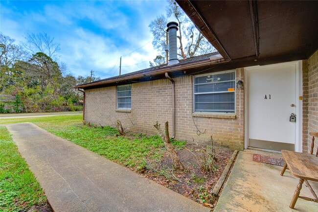 Building Photo - 212 Quaker Dr