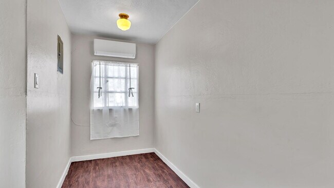 Building Photo - 205 Harvard Dr SE