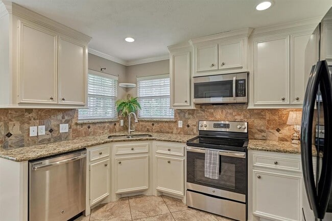 Building Photo - 10657 Royal Cavins Dr