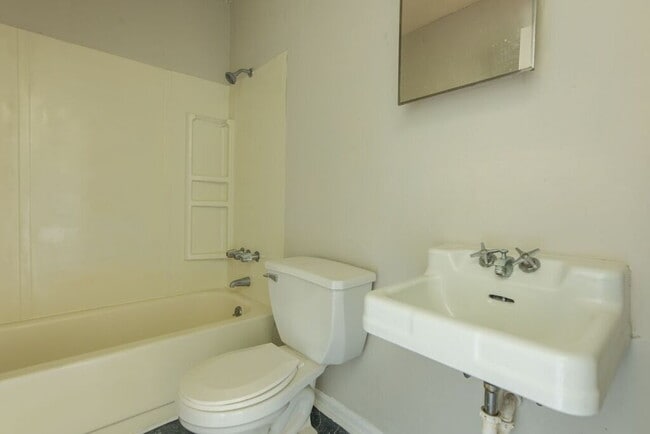 Building Photo - "Charming 2-Bed Condo Retreat in Lincolnton – Cozy 975 Sq. Ft. Haven!"