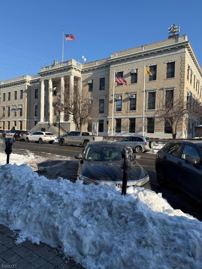 Building Photo - 402 60th St