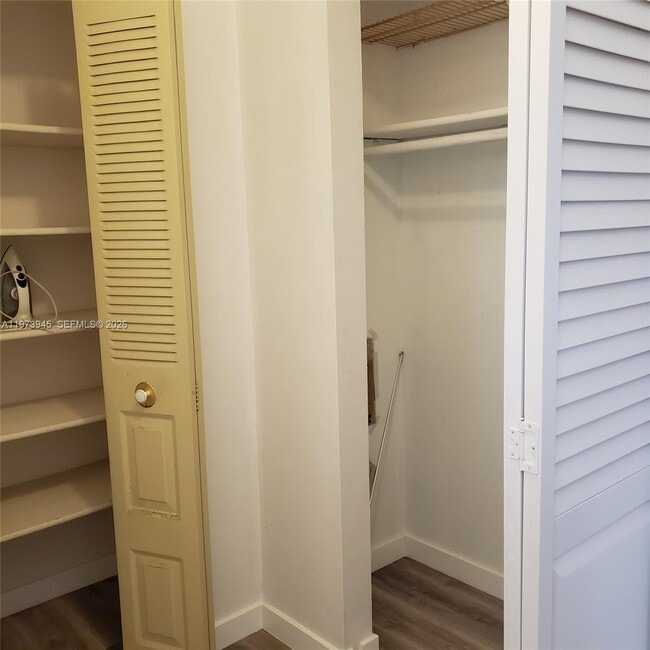 Building Photo - 410 SE 2nd St