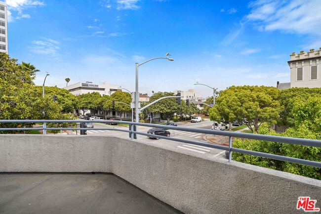 Building Photo - 1325 Arizona Ave