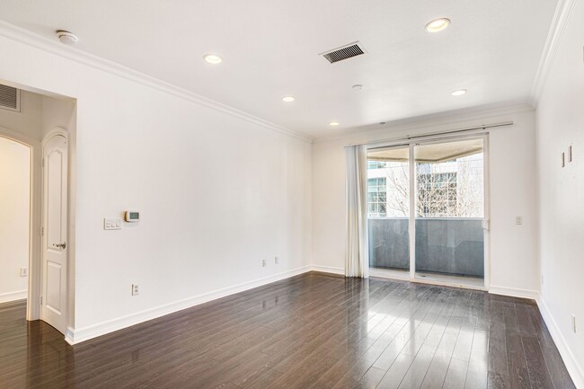 Building Photo - Spacious 2-Bedroom Condo in the Heart of E...