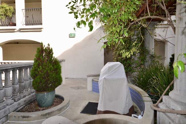 Building Photo - Bankers Hill – 2 BD, 2.5 BA! Two Assigned ...