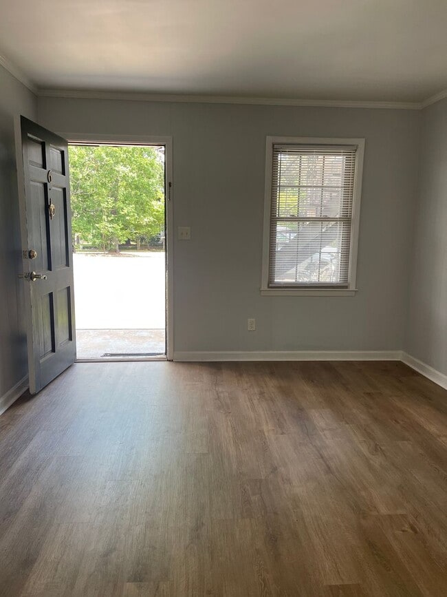 Building Photo - 2 bedroom, 1 bath apartment in small complex on Hill Street! Walking distance to Normal Town, Dow...