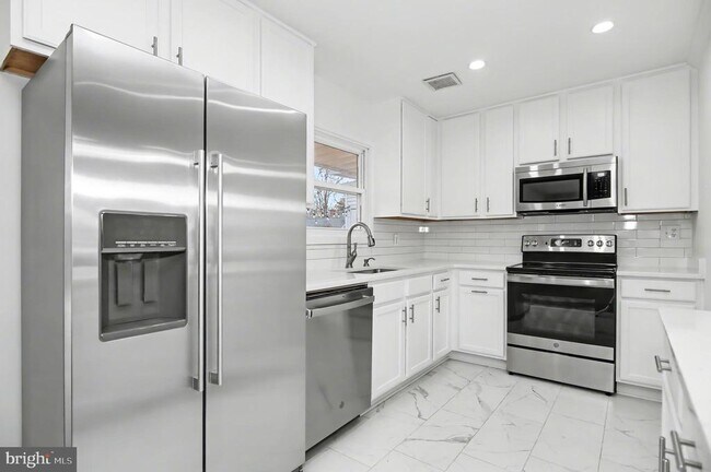 Building Photo - 312 E Gordon St