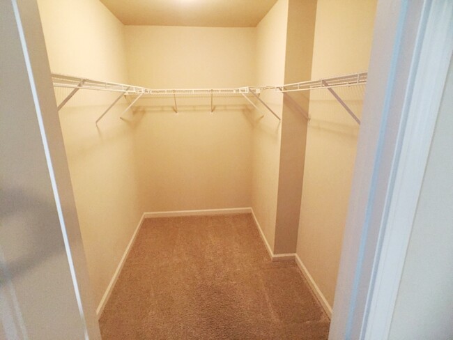 Building Photo - Modern 3BR Townhome - Swim/Tennis and More!