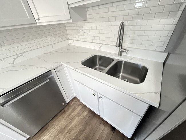 Building Photo - 1606 N Poplar Ave