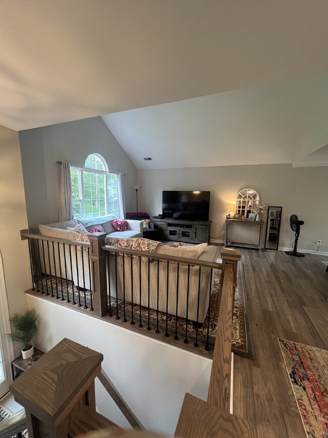 Building Photo - Spacious Multi-Generational Home on 3 Acre...