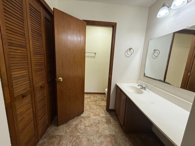 Building Photo - Nice 2 bedroom, 2 bath duplex