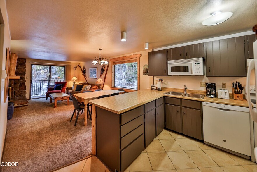 Kitchen/Dining - 44 Village Dr