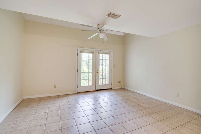 Building Photo - 1 bedroom and 1 bathroom in a 3x3 duplex STEPS AWAY FROM CAMPUS