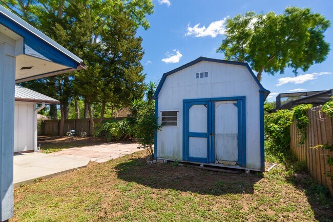 Building Photo - 328 Linden Rd
