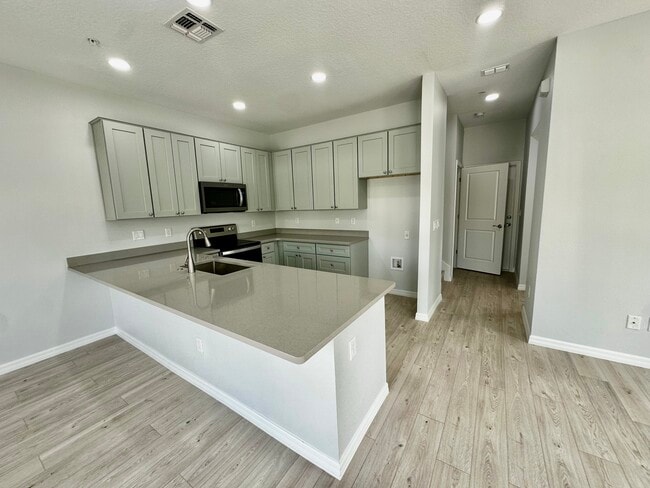 Building Photo - 296 N Oak Ave