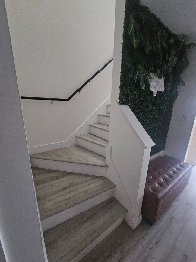 Building Photo - Spacious 3 Bedroom Townhome in West Seattle!