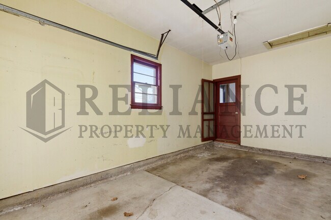 Building Photo - 2242 S Ridgewood Dr