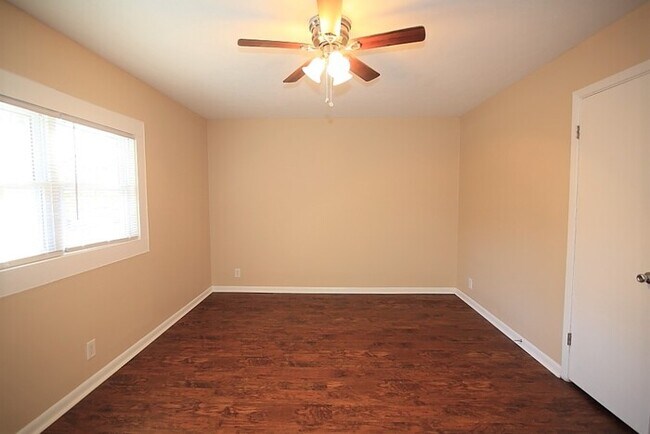 Building Photo - 1219 Lakeview Dr NW