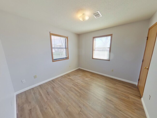 Building Photo - 812 N Sumac Rd