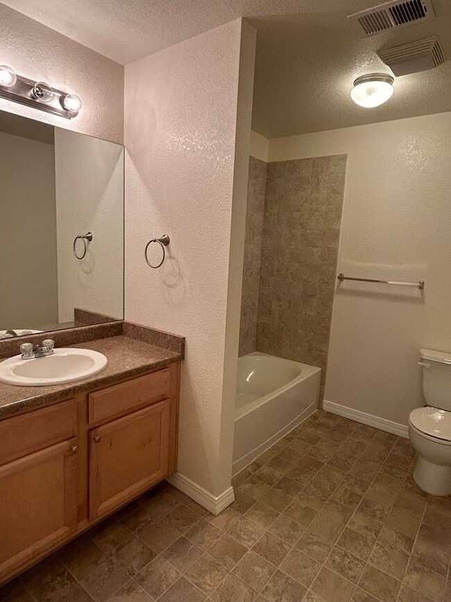 Building Photo - Modern Condo Living in the Heart of Fort C...