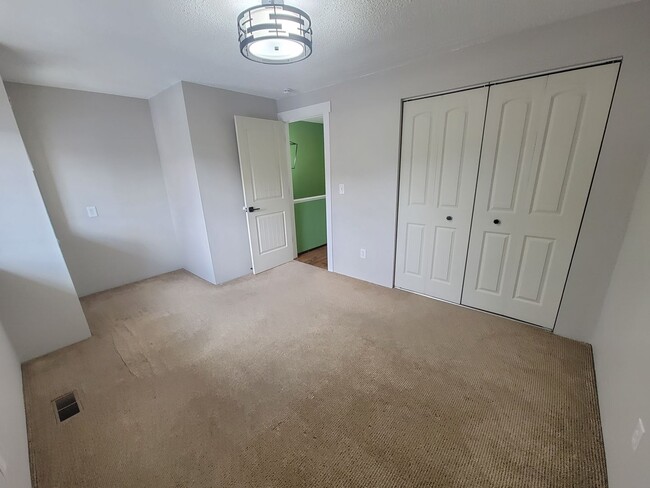 Building Photo - Townhome with Community Pool and Private P...