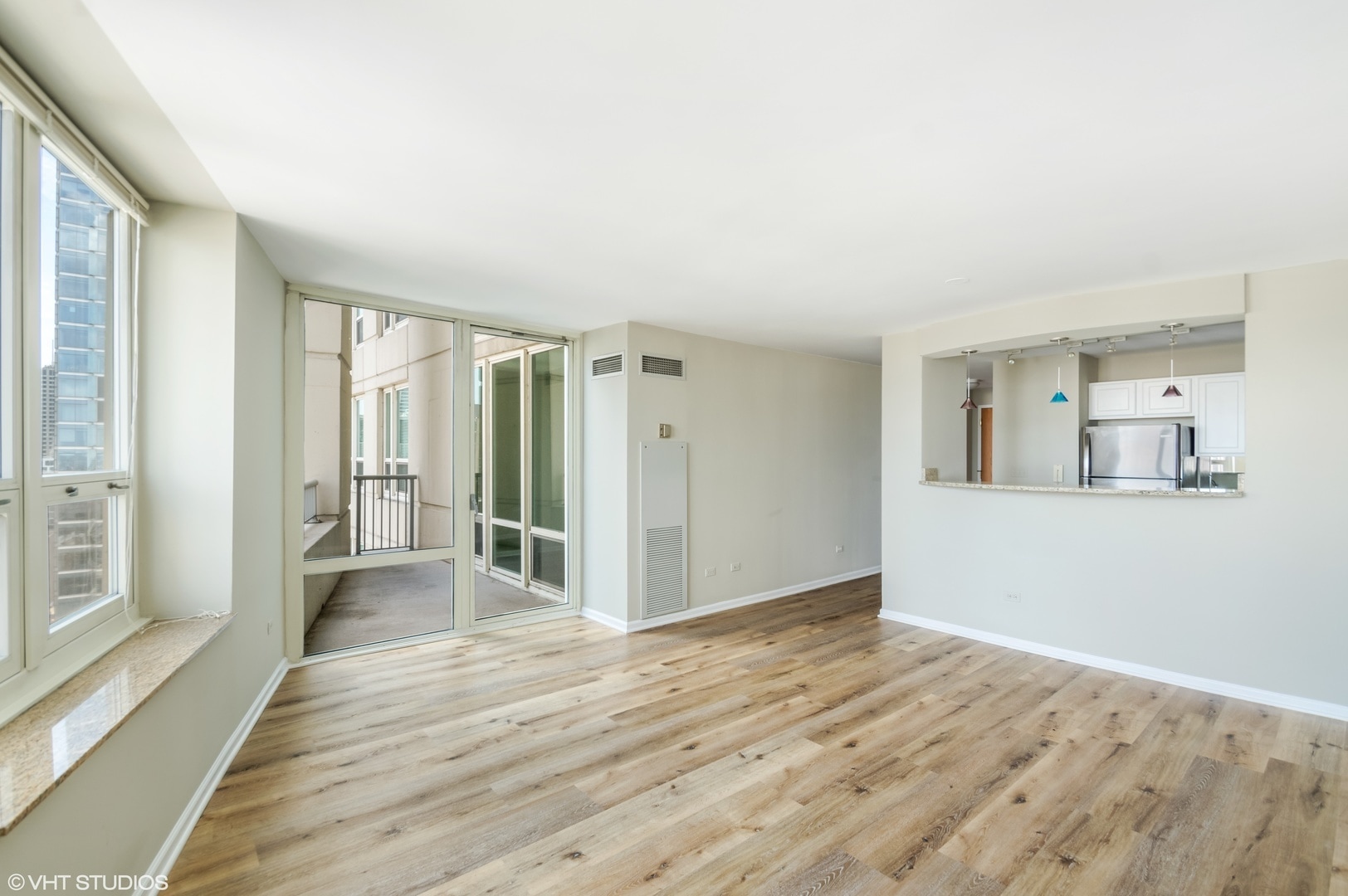 Building Photo - 345 N La Salle Dr