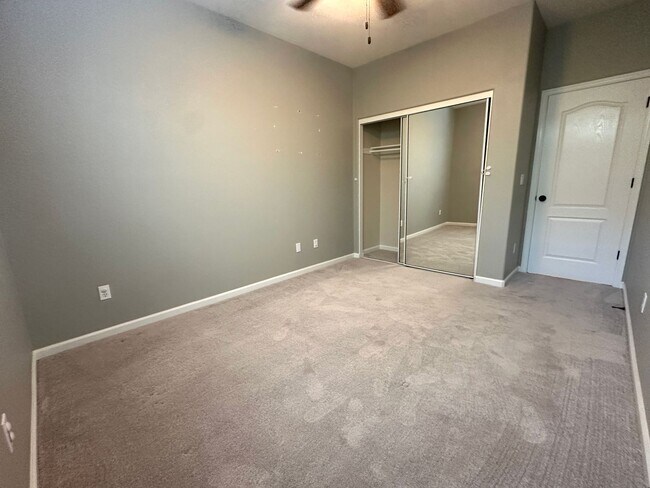 Building Photo - Gorgeous 4 Bedroom with Backyard Oasis wit...