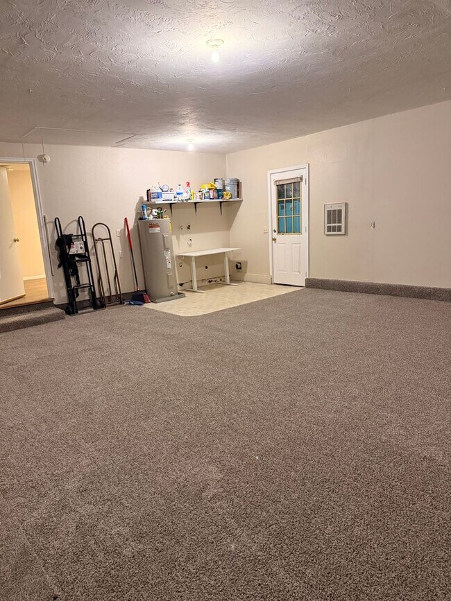 Building Photo - COMING SOON! 3 bedroom, 1.5 bath house in Eugene!