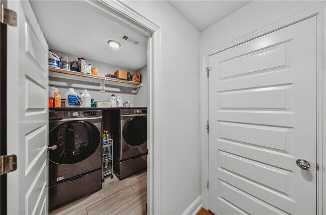 Building Photo - 5803 W Poison Springs Dr