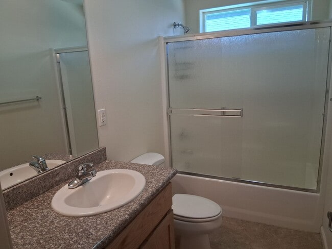 Building Photo - Cute, clean 2 bedroom upstairs apartment with patio.