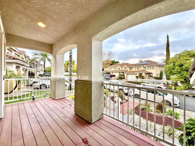 Building Photo - 9 Vía Espiritu