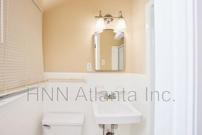 Building Photo - 826 Jefferson Ave SW