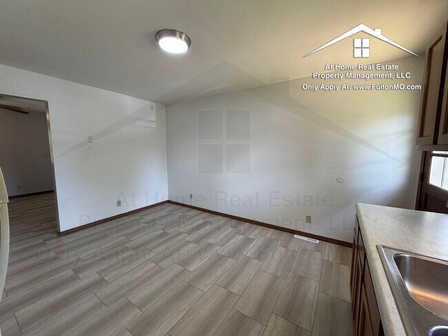 Building Photo - 824 Bluff St