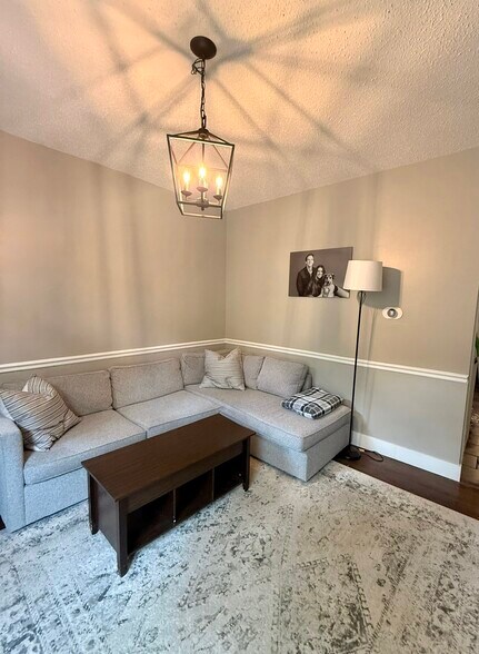 cozy and inviting space - 454 Forest St