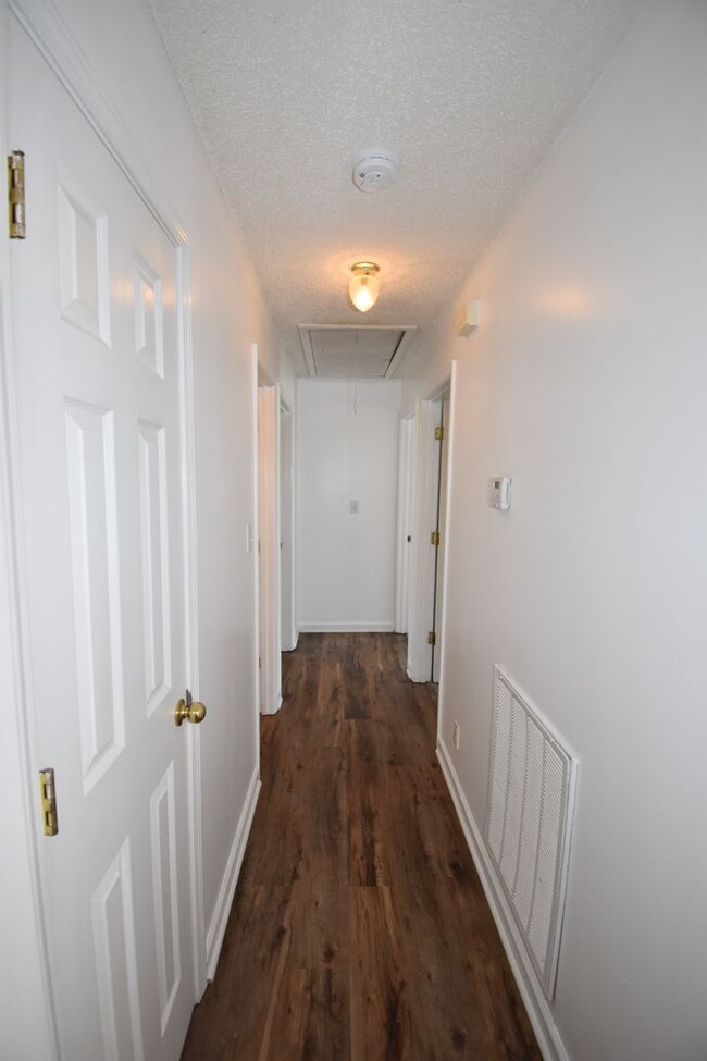 Building Photo - 3 Bedroom Home For Rent Near Post!