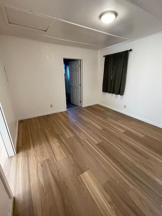 Building Photo - Convieniently located charming home with m...