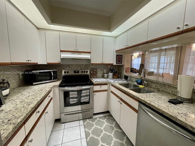 Building Photo - 12500 SW 5th Ct