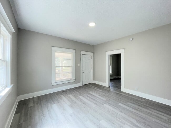 Building Photo - Large 3 bedroom home