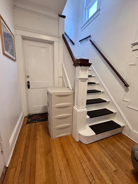 Entry foyer - 190 Palisade Ave