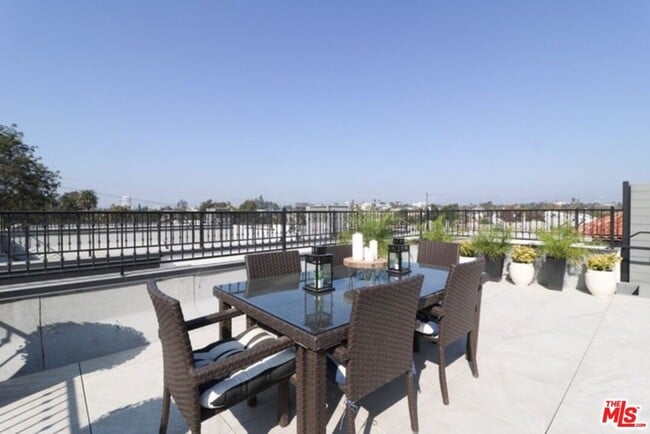 Building Photo - 1249 S Plymouth Blvd