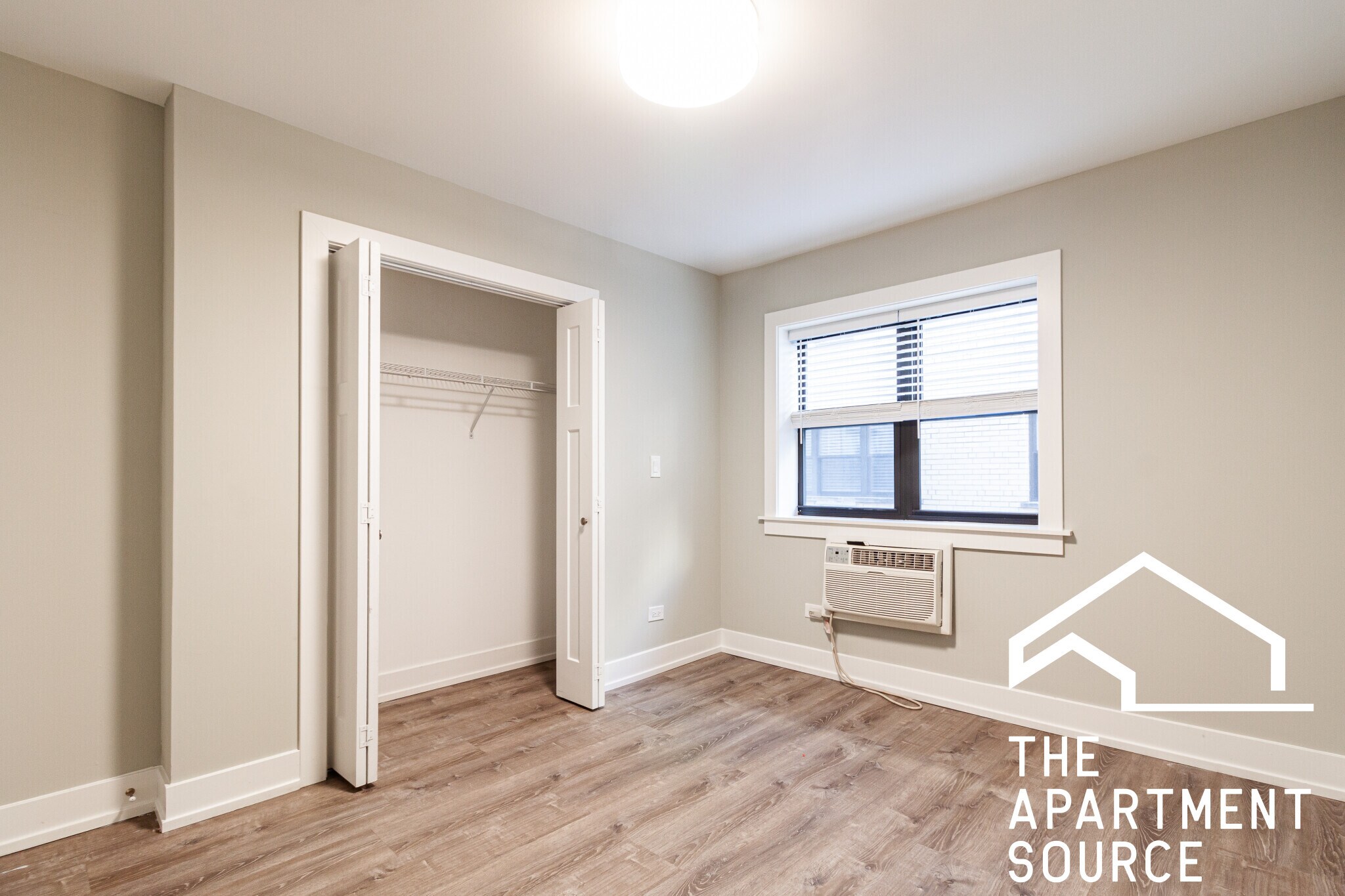 Building Photo - 454 W Barry Ave