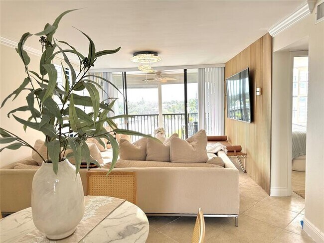 Building Photo - 8 Royal Palm Way